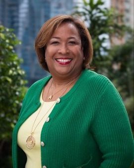 Profesional sonriente en entorno corporativo, liderazgo y empoderamiento.