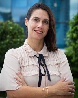 Profesional segura y confiada, símbolo de liderazgo empresarial.