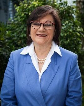 Experta en liderazgo y desarrollo organizacional en un entorno profesional.